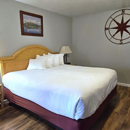 Captain'S Inn And Suites Alexandria Bay Bagian luar foto