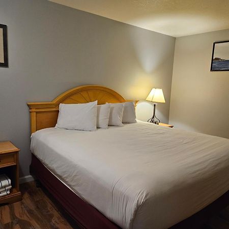 Captain'S Inn And Suites Alexandria Bay Bagian luar foto