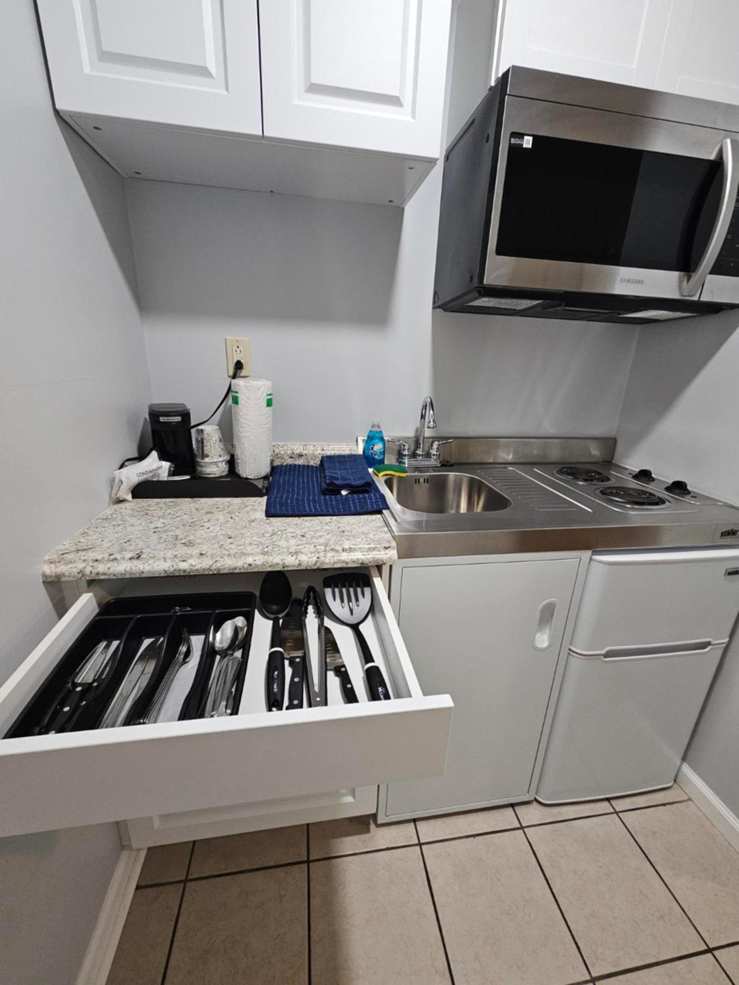 Captain'S Inn And Suites Alexandria Bay Bagian luar foto