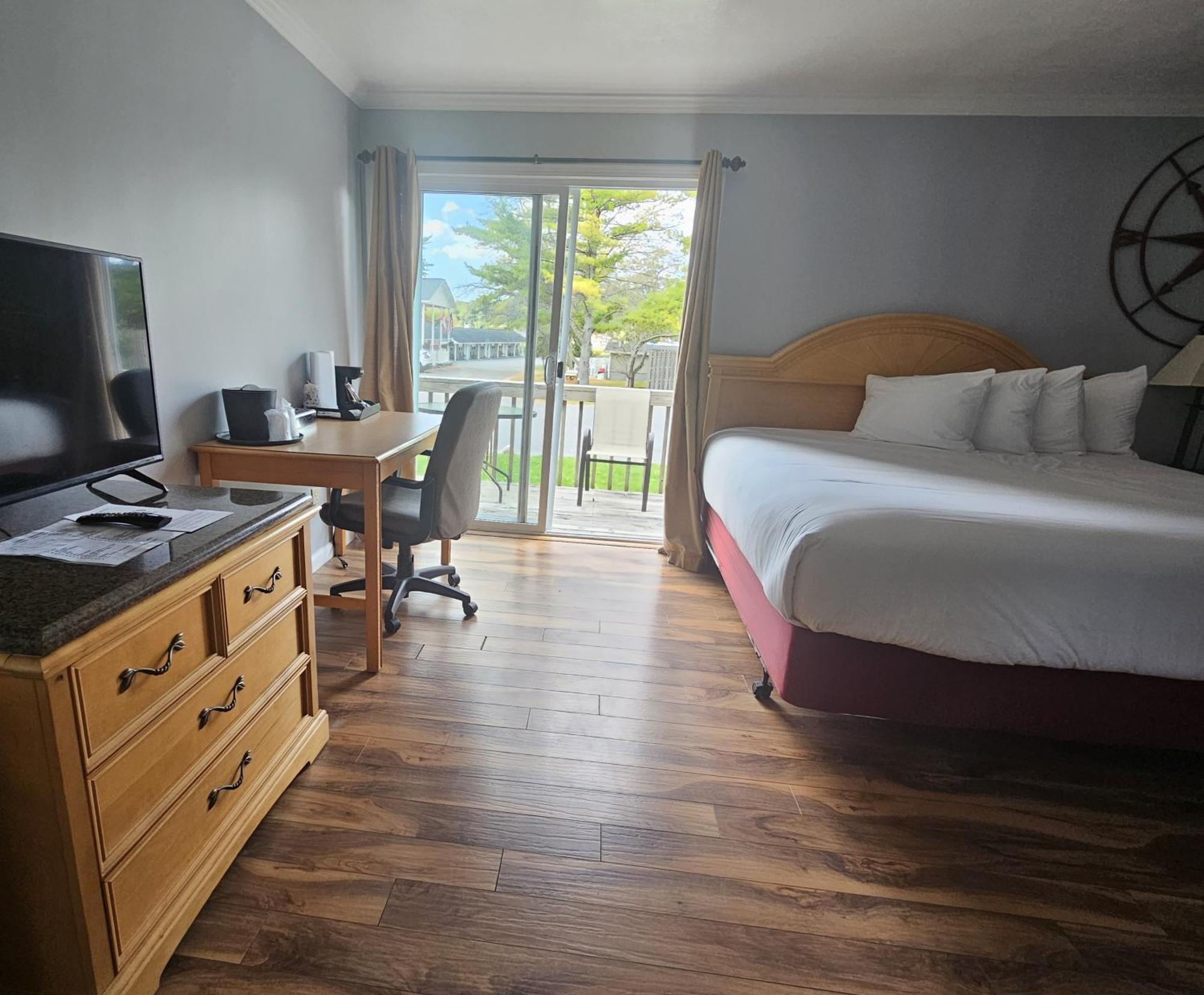 Captain'S Inn And Suites Alexandria Bay Bagian luar foto