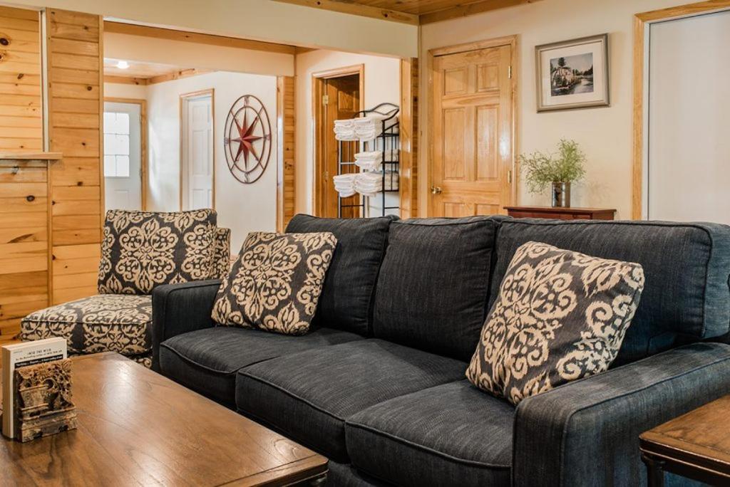 Captain'S Inn And Suites Alexandria Bay Bagian luar foto
