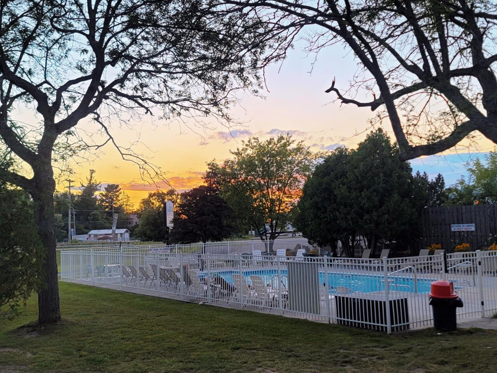 Captain'S Inn And Suites Alexandria Bay Bagian luar foto