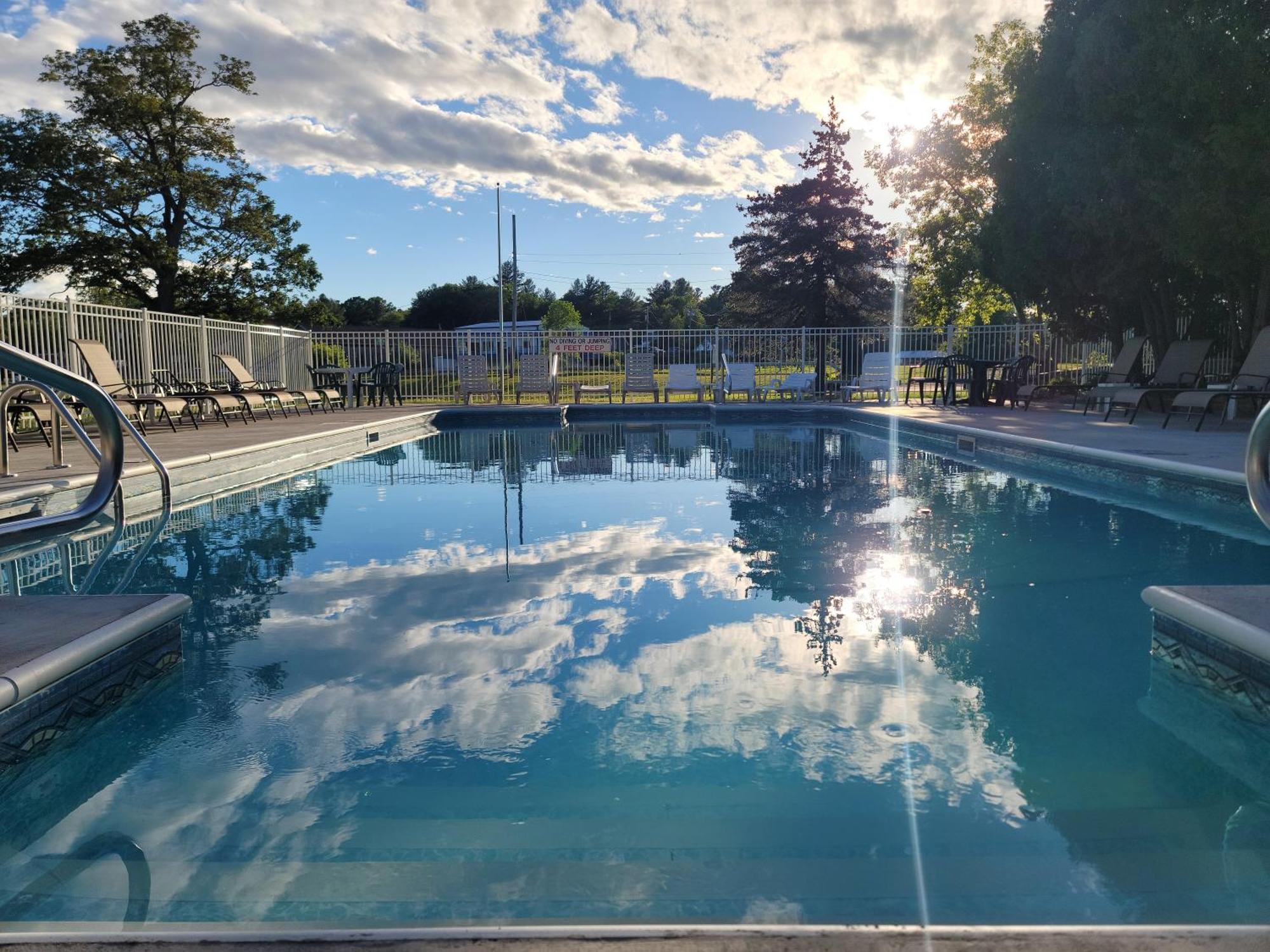 Captain'S Inn And Suites Alexandria Bay Bagian luar foto