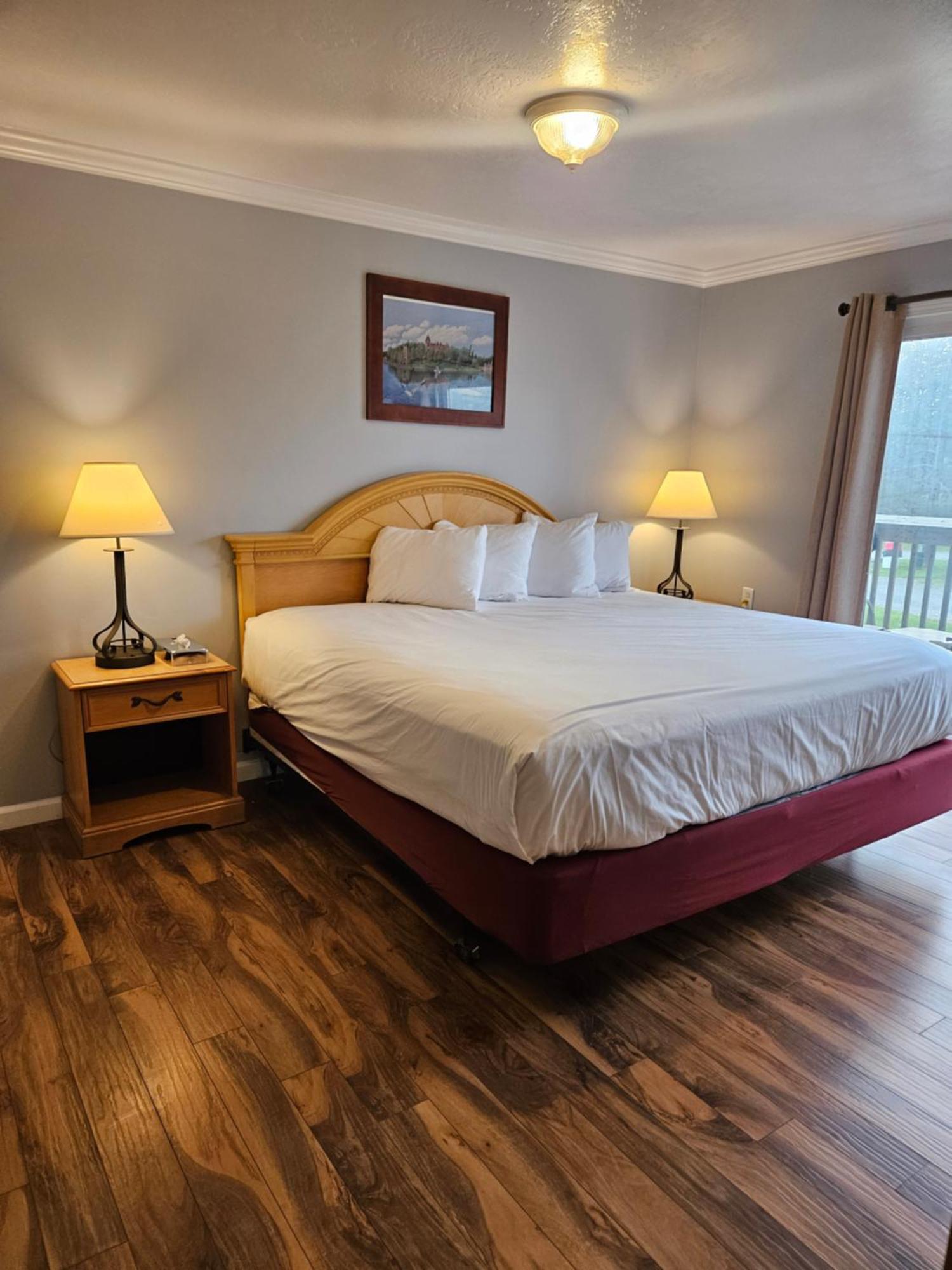 Captain'S Inn And Suites Alexandria Bay Bagian luar foto