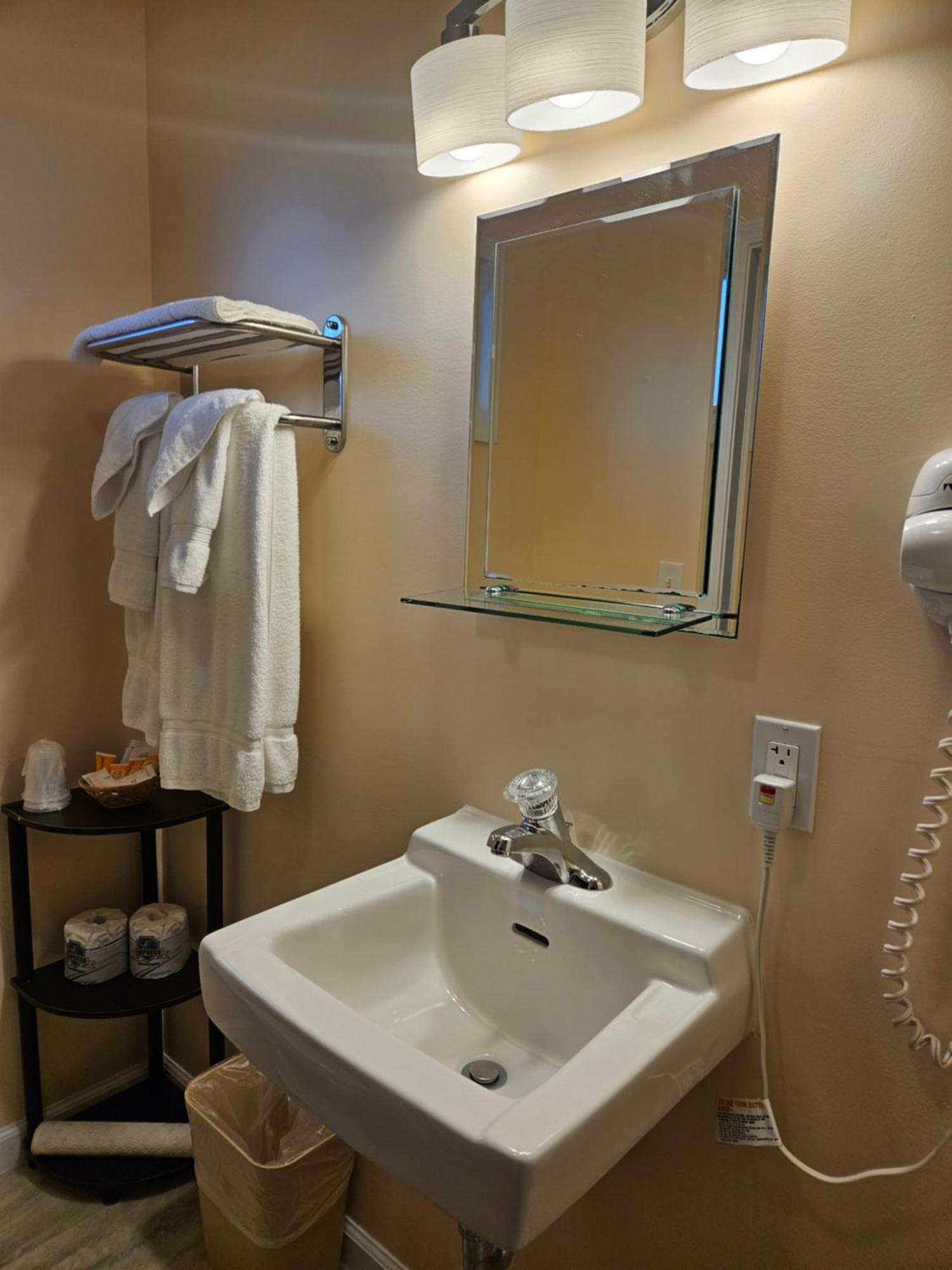 Captain'S Inn And Suites Alexandria Bay Bagian luar foto
