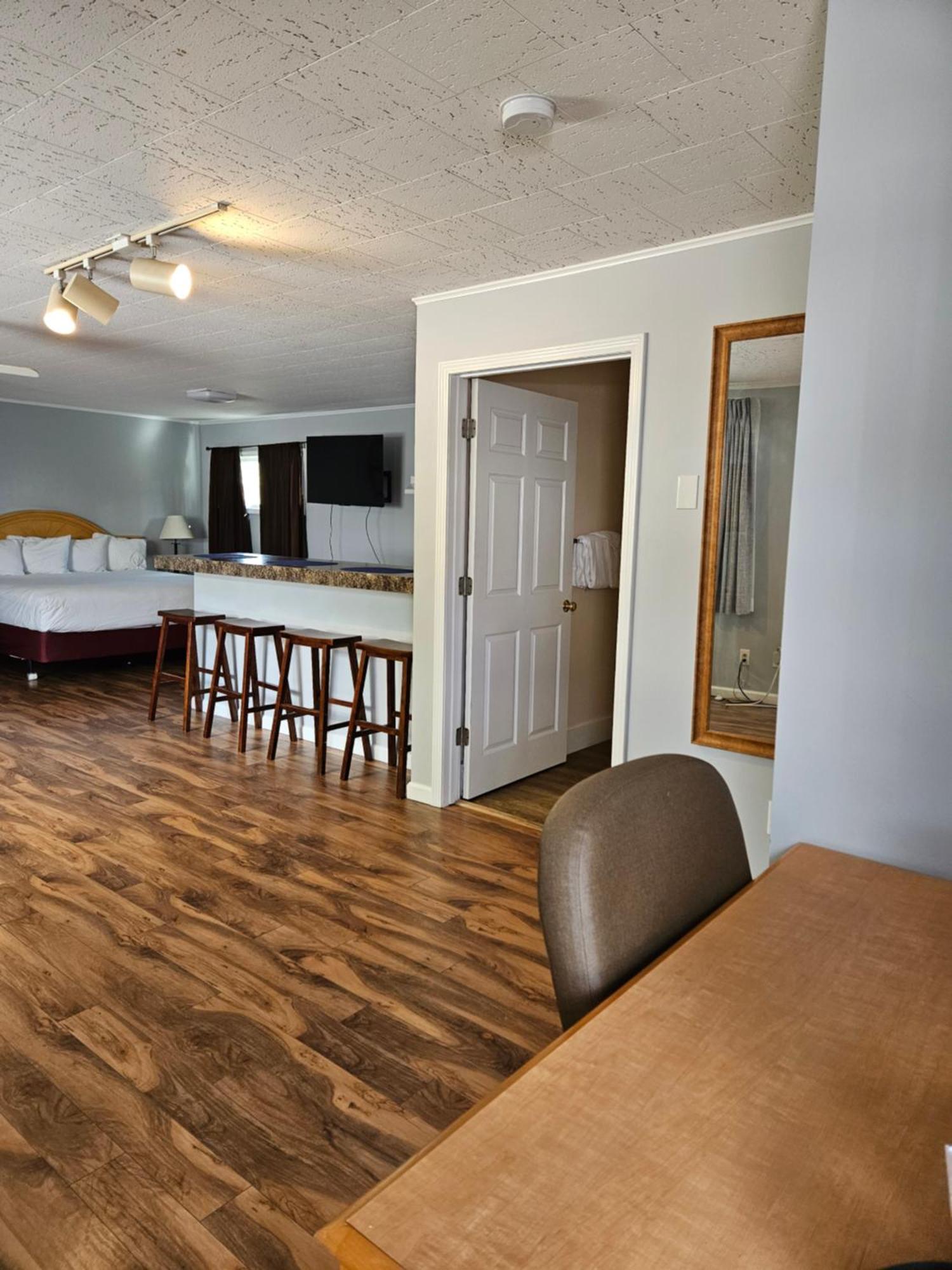 Captain'S Inn And Suites Alexandria Bay Bagian luar foto