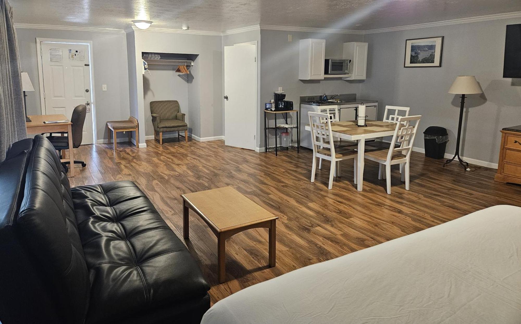 Captain'S Inn And Suites Alexandria Bay Bagian luar foto