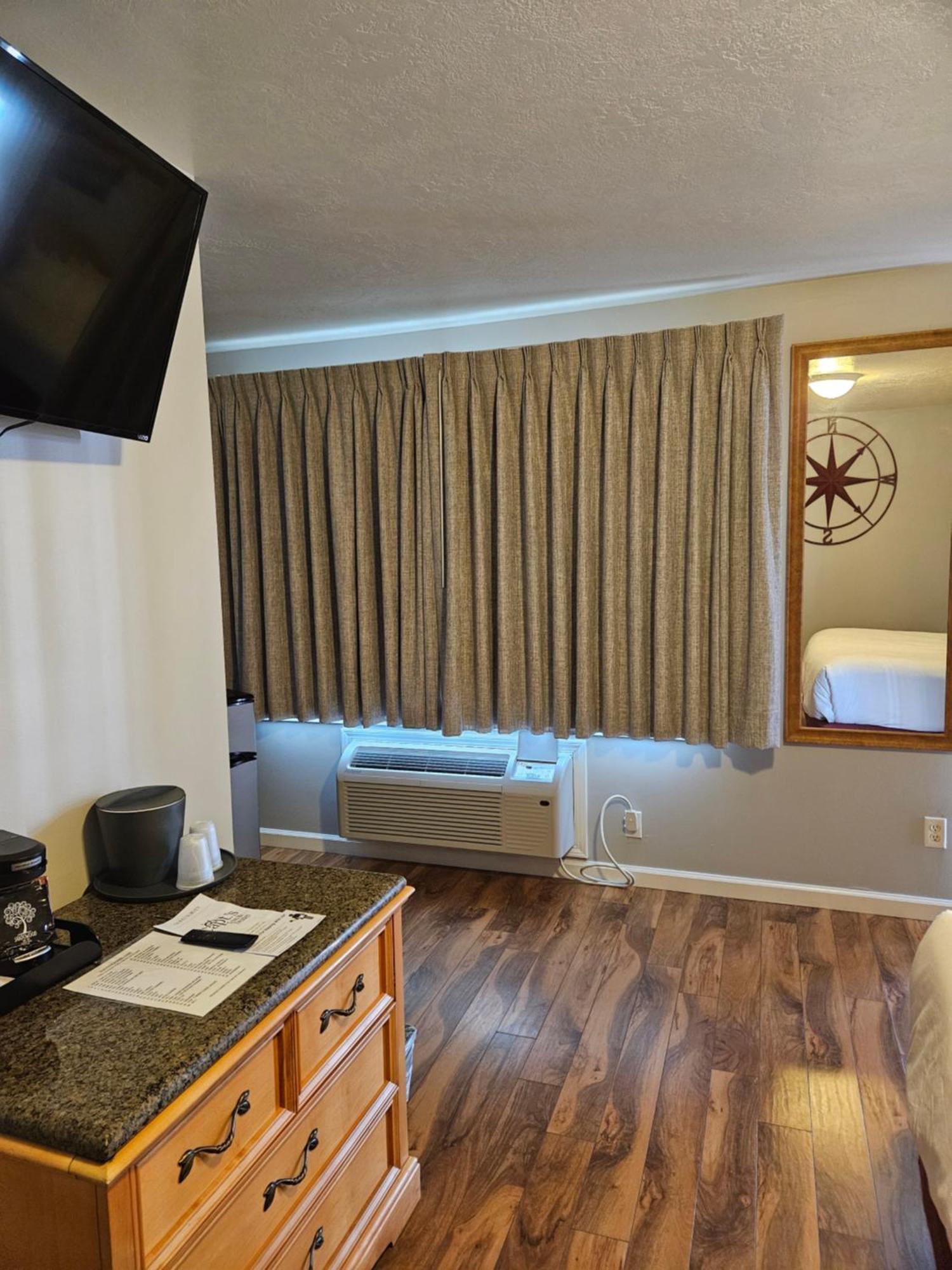 Captain'S Inn And Suites Alexandria Bay Bagian luar foto