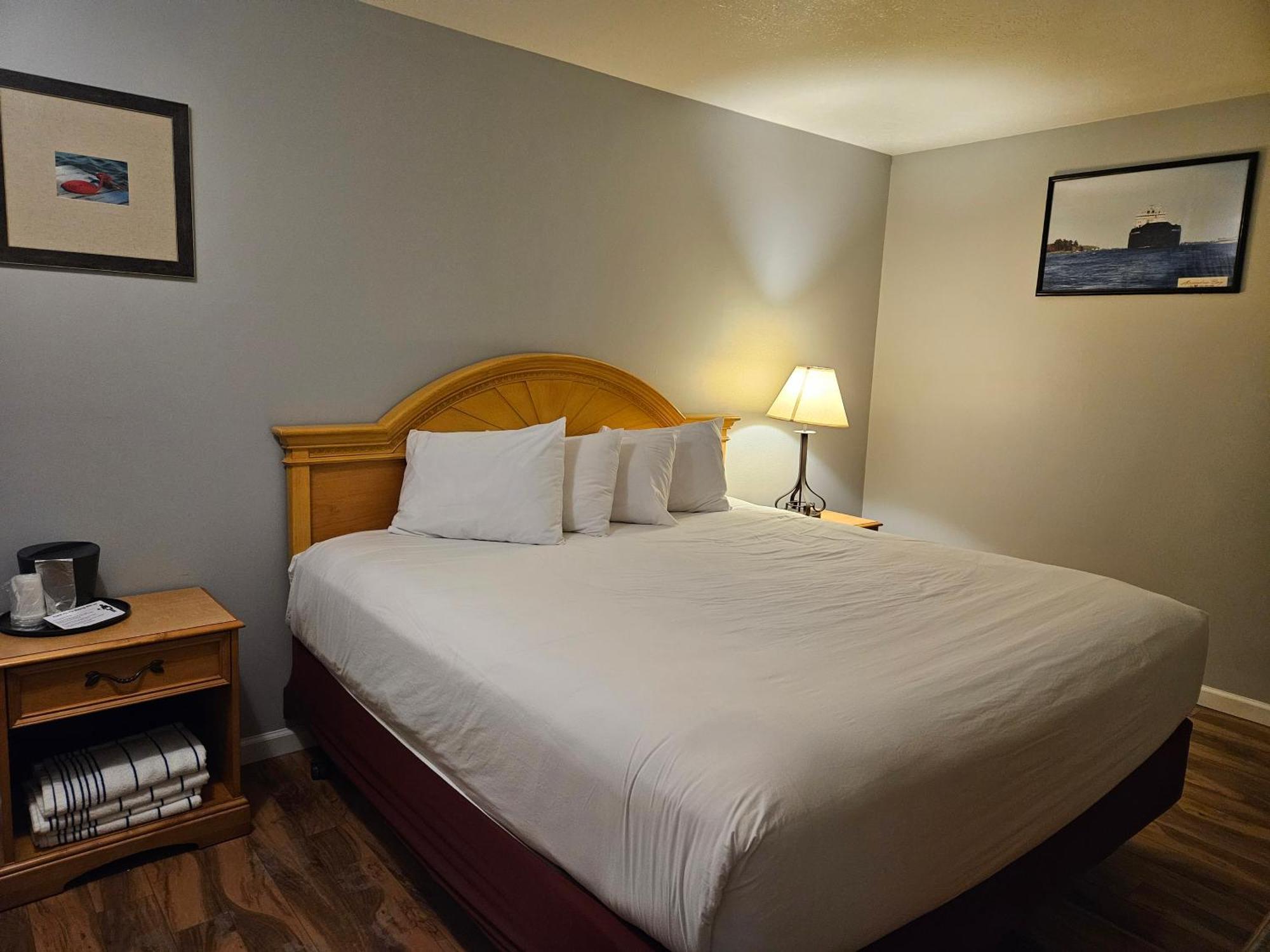 Captain'S Inn And Suites Alexandria Bay Bagian luar foto